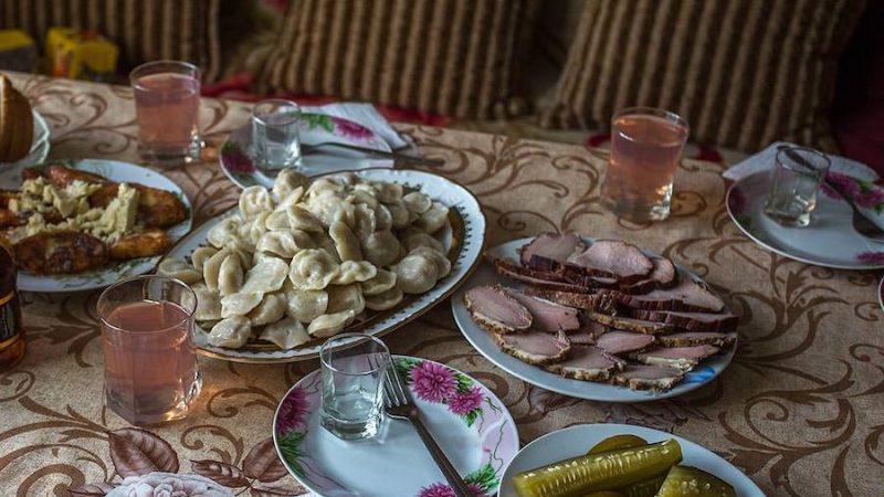 У двері тихенько постукали. Марія встала і прискіпливо оглянула стіл, наче все добре. Поправила зачіску і хрипким від хвилювання голосом, сказала: – Заходьте. У двері зайшов високий і широкоплечий чоловік. Марія розгубилася, але хоробро зробила крок назустріч: – Здрастуйте, проходьте. Мене Марія звати, – і тихо засміялася