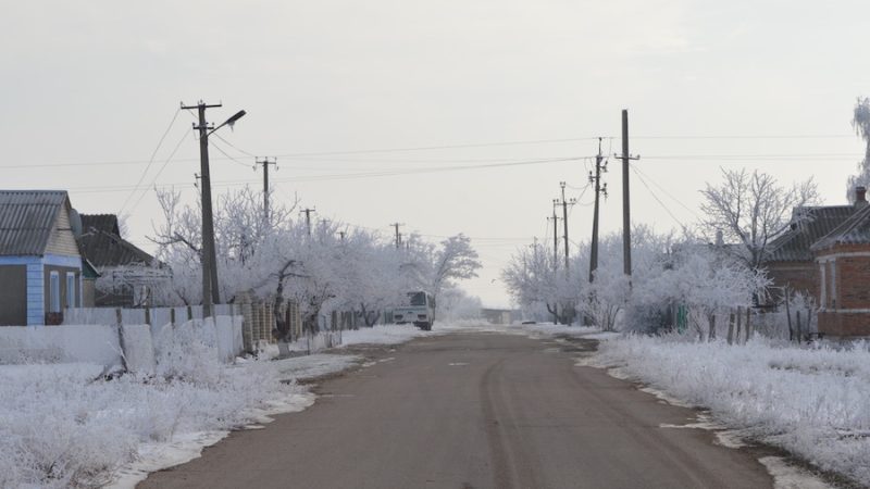 Віктор доїхав машиною до якогось села, як раптом помітив дівчину, яка стояла біля дороги. Було вже пізно і крім них навколо нікого не було. Він зупинився. – Підвезете? – запитала дівчина. – Так, звісно. Тут зараз машин майже нема. Мабуть давно чекаєте? – Так, – сказала дівчина і раптом розплакалась. Віктор здивовано дивився на неї