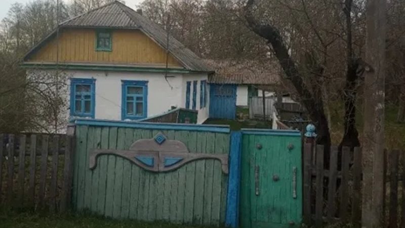 Оля приїхала прибрати в будинку батька. Раптом  біля хвіртки вона зустріла сусідку. – Оля, ти чого тут? – здивувалася  та. – Та поприбирати хочу. – Невже жити тут будеш? Ти ж маєш свою  квартиру, – сказала тітка Віра. – Яку ще квартиру? – здивувалась Оля. –  Так батько ж на тебе переписав. Чи мати тобі не сказала? Оля не вірила  своїм вухам