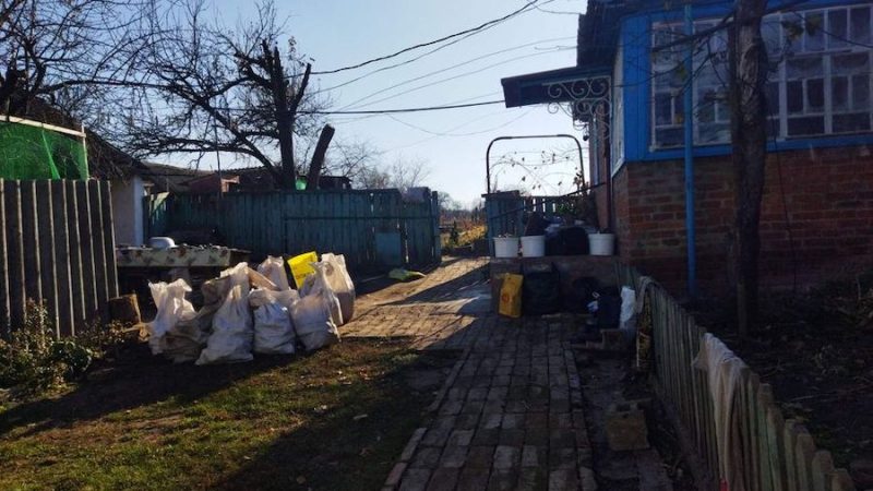 Наталя цілий день працювала, а коли прийшла до хати, лягла на ліжко і одразу заснула.  Вночі жінка прокинулась і тихо пішла на кухню набрати води. Проходячи мимо кімнати свекрухи, почула дивний шепіт. Зупинившись поруч почула, що Баба Зіна чи то молилася, чи просто розмовляла сама з собою. Наталя прислухалася до слів свекруху і з очей її потекли сльози