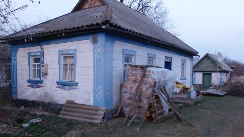 Борис приїхав у рідне село з закордону. Востаннє він був удома сім років тому. Село дуже змінилося. Розцілувавши батьків, Борис одразу попрямував на цвинтар. Памʼятник його Інні він знайшов легко. Там стояла молода дівчина і плакала. Дівчина дбайливо поправила вінок і погладила фото матері. – Уляна? – гукнув він її. – Ви хто? – здивовано запитала дівчина. – А я… Твій батько! Уляна застигла від здивування