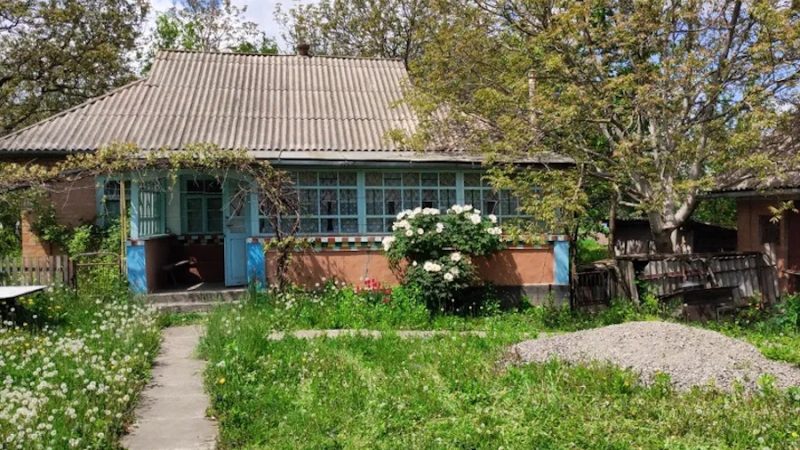 Ліда поралася на городі, коли почула, що на подвір’я хтось зайшов. Жінка вирішила піти перевірити. – О, Таня, – здивувалася Ліда, побачивши у дворі сестру. – Чому не попередила, що приїдеш? – Вирішила зробити сюрприз, – відповіла Тетяна. Ліда помітила, що Таня якась таємнича і задумлива. – Ти чого така невесела? Щось сталося? – запитала Ліда. Тетяна витримала промовисту паузу і відповіла: – Нема з чого веселитися. – Що не так? – Здивувалася Ліда. – Все ж так було добре. І Таня все розповіла