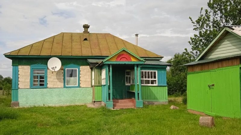 Галина приїхала у рідне село. Підійшла до батьківського будинку, зазирнула через хвіртку у двір. Раптом, Галина помітила, якогось старенького чоловіка. – Є хто вдома? – вигукнула Галя. Чоловік підійшов до хвіртки, примружився. Довго дивився. – Не може бути! Невже це ти, – здивувався чоловік. – Сильно я змінилася? – зітхнула Галя. – Сестричко! Заходь, – чоловік квапливо відчинив хвіртку. Галя зайшла на подвір’я і ахнула