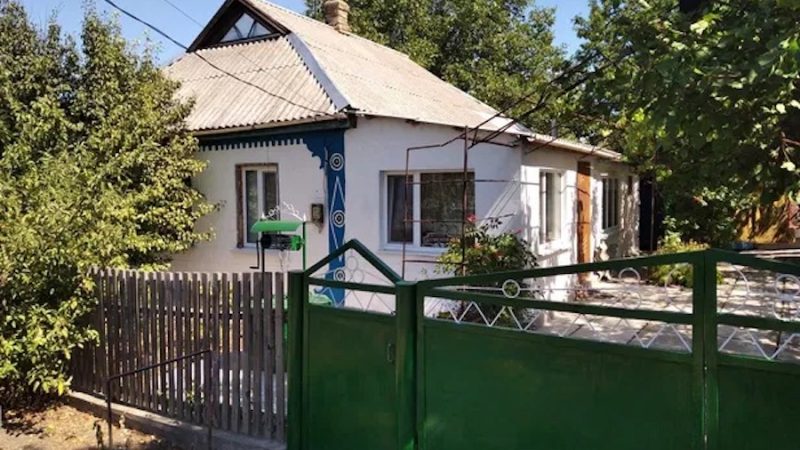 Петро назбирав на городі півоній і пішов до дружини на цвинтар. – Ну ось, люба, прийшов я тебе провідати, – сів він біля памʼятника. – Ніхто не пам’ятає річницю, окрім мене… Петро уже хотів йти, як раптом помітив, якогось чоловіка з торбиною. – О, Боже! – перехрестився старий. – Як це тебе сюди занесло, Андрію?! Онук підійшов і обійняв діда. – Справа у мене важлива до тебе… – Андрій раптом поліз у торбину і почав там щось шукати. – Ось! – нарешті сказав онук і дістав якийсь згорток. Старий розгорнув його й ахнув