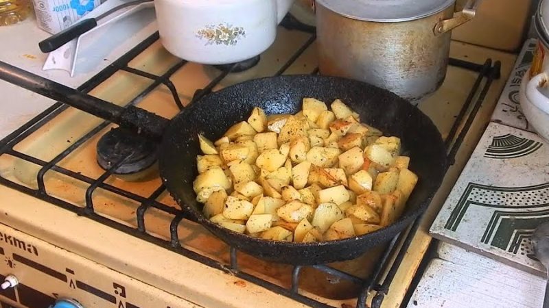 Сергій з Оленою почали жити в його матері. Олена в перший же день залізла на антресолі і викинула поїдені міллю речі. – Навіщо ж аж так?! – невдоволено підібгала губи свекруха, повернувшись із роботи. – Треба було винести речі на балкон, прогріти на сонечку. Свекруха пройшла на кухню і загриміла кришками каструль. – Окрім відбивних та пюре, я так розумію, ти нічого не готували… – Мамо, ти ж їла раніше пюре, – сказав Сергій. – Тільки коли сама готувала. Напевно, Олена туди масло вершкове додала. Олена застигла від здивування