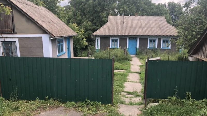 Катя приїхала у рідне село. Вирішила відвідати батьківський будинок. Жінка підійшла до воріт і важко видихнула. – Майже нічого не залишилося, – подумала вона. Паркан покосився, подвір’я заросло, будинок ледве стояв. Катя зайшла в літню кухню, яка якимось дивом, була впорядку. Вона оглянула все, і присіла біля столу перепочити. Раптом через вікно, Катя побачила в себе на подвір’ї якогось чоловік. Жінка вискочила на двір, придивилася, і ахнула. – Цього не може бути, – тільки й подумала вона