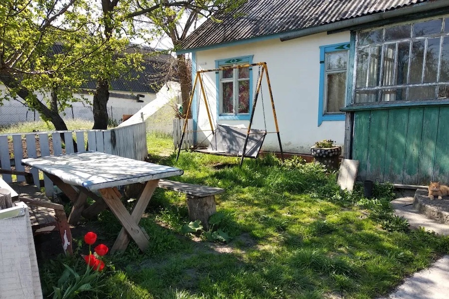 Олеся поїхала в село, відвідати батьків. У вихідні, Олег мав приїхати до тещі і забрати дружину. В суботу вранці Олеся набрала картоплі, зібрала сумки, і стала чекати чоловіка. До воріт під’їхала машина, з якої вийшов дідусь Олега. – А Олег де? Не зміг приїхати? – запитала жінка, вийшовши назустріч. – З ним все добре! Але ти повинна дещо знати, – раптом сказав Андрій Іванович. – І краще, щоб ти почула це від мене. Олеся застигла в очікуванні, приготувавшись, до найгіршого