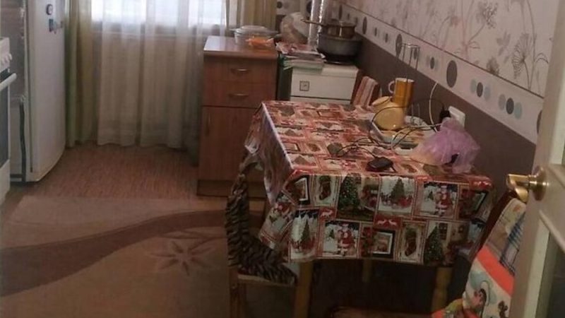 Марина приготувала смачнющу грибну юшку. Микита гарненько повечеряв і сів на диван перед телевізором. Раптом на тумбочці задзвонив його телефон. Микита взяв слухавку. – Батько заслаб… – почувся в телефоні голос матері. – Будуть класти його. Приїжджай… Микита швидко зібрався і в той же вечір помчав у рідне місто один. Мама цілими днями чергувала біля батька. З лікарні Микита йшов додому пішки. Попереду зупинилася молода жінка. Микита придивився до неї і застиг від несподіванки