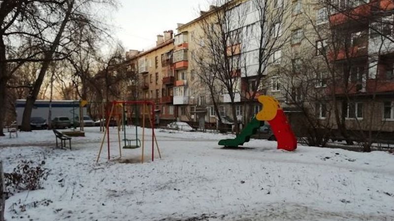 Поліна тільки-но перевдягнулася й поставила чайник на плиту, як раптом голосно задзвенів її мобільник. Дзвонив Володимир. – Ти вже вдома, кохана? Я скоро буду! – сказав він у слухавку. Поліна важко зітхнула. Вона сказала, що вже вдома і пішла на кухню готувати вечерю. Володимир приїхав через пів години з пакетом у руках. – Ось, кохана, тримай, – сказав він, дав Поліні пакет і поки роздягався почав розповідати про свої проблеми. Поліну його турботи зовсім не хвилювали. Вона відкрила пакет і аж присіла