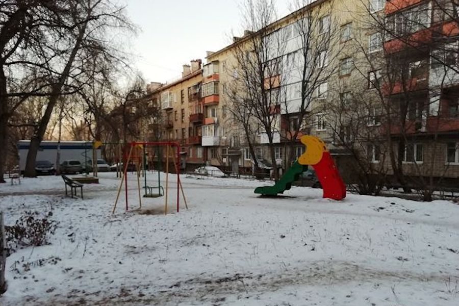 Поліна тільки-но перевдягнулася й поставила чайник на плиту, як раптом голосно задзвенів її мобільник. Дзвонив Володимир. – Ти вже вдома, кохана? Я скоро буду! – сказав він у слухавку. Поліна важко зітхнула. Вона сказала, що вже вдома і пішла на кухню готувати вечерю. Володимир приїхав через пів години з пакетом у руках. – Ось, кохана, тримай, – сказав він, дав Поліні пакет і поки роздягався почав розповідати про свої проблеми. Поліну його турботи зовсім не хвилювали. Вона відкрила пакет і аж присіла