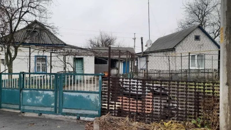 Лариса посмажила курочку, зварила борщ і вирушила на дачу до чоловіка. Ще здалеку жінка помітила, що машини Миколи біля будинку немає. – Дивно, він же точно на машині поїхав, – подумала Лариса. Вона піднялася на ґанок, відчинила двері – у хаті порожньо. – Та де ж він? Ми ж домовилися, що я сьогодні приїду, – здивувалася Лариса. Жінка зайшла на кухню, поставила борщ і курочку в холодильник, і сіла за стіл, щоб набрати до Миколи. Раптом Лариса помітила на столі якусь записку, вона прочитала її і застигла на місці