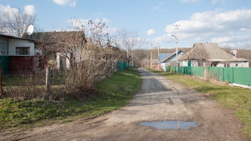 Наталя поверталася з магазину з важкими пакетами у руках. Жінка вже була біля будинку, як раптом помітила якусь машину біля своїх воріт. – Хто б це міг бути, я наче нікого не чекаю, – подумала вона. Наталя підійшла ближче, і побачила на подвір’ї молодого чоловіка. – Приїхав! – вигукнула жінка і кинулася до сина щоб обійняти. – Мамо почекай. Я маю тобі дещо розповісти, – раптом відсторонився син. – Що сталося? – захвилоювалася Наталя. – Тобі краще присісти, – тихо сказав Віктор. Наталя опустилася на лавку, приготувавшись до найгіршого 