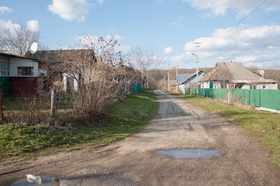 Наталя поверталася з магазину з важкими пакетами у руках. Жінка вже була біля будинку, як раптом помітила якусь машину біля своїх воріт. – Хто б це міг бути, я наче нікого не чекаю, – подумала вона. Наталя підійшла ближче, і побачила на подвір’ї молодого чоловіка. – Приїхав! – вигукнула жінка і кинулася до сина щоб обійняти. – Мамо почекай. Я маю тобі дещо розповісти, – раптом відсторонився син. – Що сталося? – захвилоювалася Наталя. – Тобі краще присісти, – тихо сказав Віктор. Наталя опустилася на лавку, приготувавшись до найгіршого 