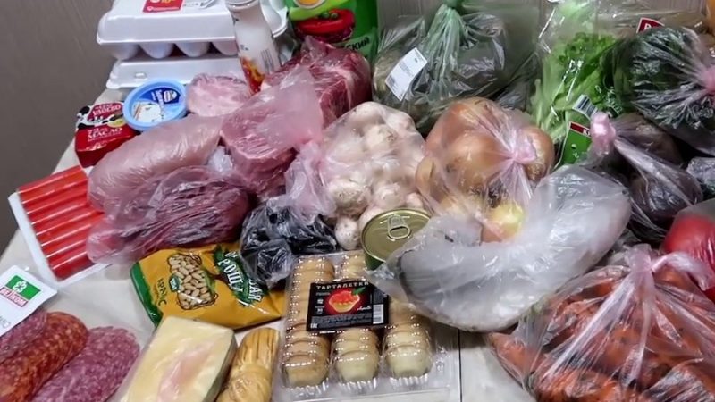 Наталя тільки-но прийшла з супермаркету, розкладала продукти з пакету, коли подзвонив телефон. – Наталя, ти вдома? Я біля тебе, хочу зайти, – почувся в слухавці голос мами. – Так, мамо, вдома, заходь, – відповіла донька і продовжила розбиратися з покупками. Відкрилися вхідні двері, мама прийшла. – Ого, ось це ви затарюєтеся, – сказала жінка, побачивши покупки доньки. – Це я на тиждень продуктів купила, – усміхнулася Наталя. – Я до тебе не просто так прийшла, – раптом почала мама. – У мене є одне прохання. Наталя насторожилася, приготувавшись до найгіршого