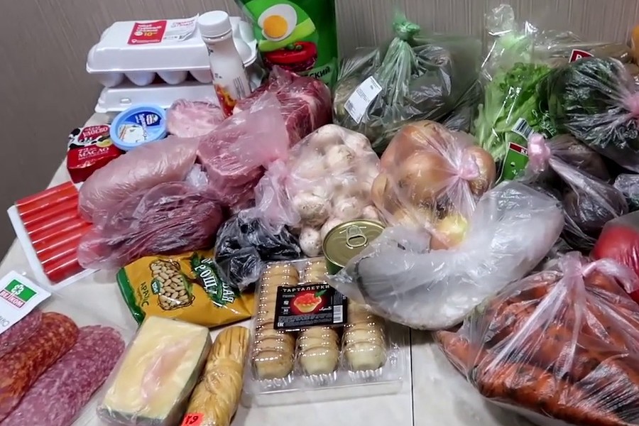 Наталя тільки-но прийшла з супермаркету, розкладала продукти з пакету, коли подзвонив телефон. – Наталя, ти вдома? Я біля тебе, хочу зайти, – почувся в слухавці голос мами. – Так, мамо, вдома, заходь, – відповіла донька і продовжила розбиратися з покупками. Відкрилися вхідні двері, мама прийшла. – Ого, ось це ви затарюєтеся, – сказала жінка, побачивши покупки доньки. – Це я на тиждень продуктів купила, – усміхнулася Наталя. – Я до тебе не просто так прийшла, – раптом почала мама. – У мене є одне прохання. Наталя насторожилася, приготувавшись до найгіршого