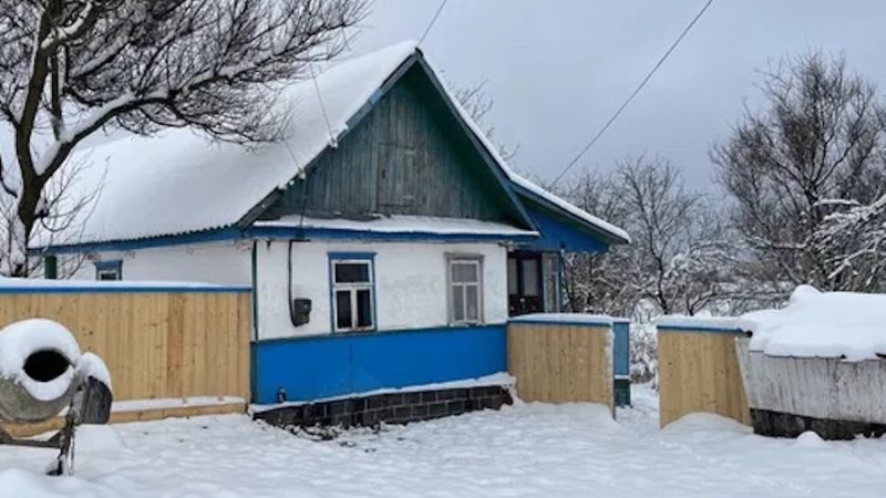 У Віри не стало її тітки Марини. Тітка жила далеко в маленькому селі. Віра вирішила зʼїздити туди… Насамперед вона зайшла до сусідки Ольги. – Я за Маринкою три роки доглядала, слаба вона була дуже, – казала сусідка. – А вам не повідомляла, не хотіла з місця піднімати. – Мені дуже шкода, але в мене синочок заслаб, – відповіла Віра. – Не могли ми з ним мандрувати… – Ось, Марина просила тобі віддати, якщо приїдеш, – Ольга простягла їй ключі від хати тітки і якийсь пакуночок. Віра розгорнула білу ганчірочку і так і застигла від побаченого