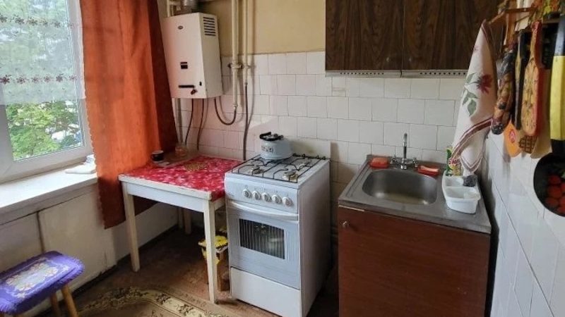 Марина готувала бограч, коли на кухню зайшов її чоловік Валерій. – Ох, як смачно пахне! – похвалив він дружину. – Кохана, я тут хотів запитати, а в чому я піду на весілля доньки? Валерій не вмів носити костюми і у нього ніколи їх не було. Марина глянула на чоловіка і раптом спохмурніла. – Так, доведеться йому сказати, – подумала жінка. – Тягнути більше не можна… – Ти не запрошений, – сказала вона вголос. – Як не запрошений? – Валерій так і присів від несподіванки