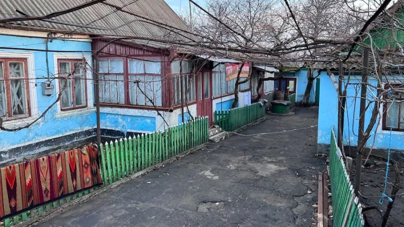Галина поверпнулася з магазину додому, і почала розбирати продукти з пакетів. Раптом жінка почула, що в кімнаті сина та невістки дивний шум, і вирішила перевірити. – Валю, а ти куди зібралася? – здивувалася Галина, коли побачила, що невістка збирає речі у валізи. – Їду я від вас! – крізь сльози сказала Валентина. – Як їдеш? Куди? Що сталося? – здивувалася Галина. – Ось, дивіться, – Валя мовчки подала якогось листа. Галина взяла його, розгорнула і застигла від прочитаного