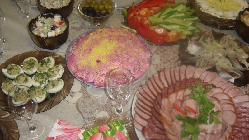 Наталка була на роботі, сьогодні відвідувачів було небагато, тому вони з подругою Танею розмовляли біля каси. Раптом у їхньому магазині з’явився кур’єр – він приніс квіти Наталці. – Від кого це? – запитала вона. – Не знаю, сказали доставити, – відповів кур’єр і пішов. – О, дивись! У квітах якась записка, – усміхнулася Таня, розглядаючи квіти. – Де? – вигукнула Наталка. – Так ось! – Таня дістала акуратно складений листочок та передала подрузі. Наталка розгорнула записку, прочитала її і застигла від здивування