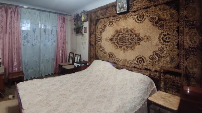 Алла поралася на кухні, коли до неї зайшов чоловік. – Мама дзвонила, щось там в неї сталося, я не зрозумів, – почав Віктор. – Я поїду подивлюся. – Звісно, коханий, – усміхнулася Алла. Через годину Віктор стояв на порозі квартири мами. – Проходь. У кімнаті тобі подарунок лежить, – з порога сказала мама. – Який ще подарунок? – здивувався чоловік, але пройшов у кімнату і застиг. На ліжку лежав малюк. – Мамо, звідки в тебе дитина, – вигукнув Віктор. – А це твій син, – спокійно сказала жінка. – Як син? – Віктор здивовано дивився на маму, нічого не розуміючи