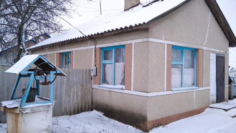 Юля вийшла з автобуса і з важкими сумками у руках вирушила до рідного будинку. – Я вдома, – гукнула вона відкривши двері. – Юля, доню! – всі кинулися їй назустріч. – А ми відчували, що ти приїдеш! Увечері, коли всі сиділи за великим сімейним столом, хтось постукав у двері. – Сусіди, напевно, привітати зайшли, – мама знизала плечима і пішла відкривати двері. Повернулася вона не одна а з «гостями». Юля глянула на людей, які увійшли у кімнату і не повірила своїм очам