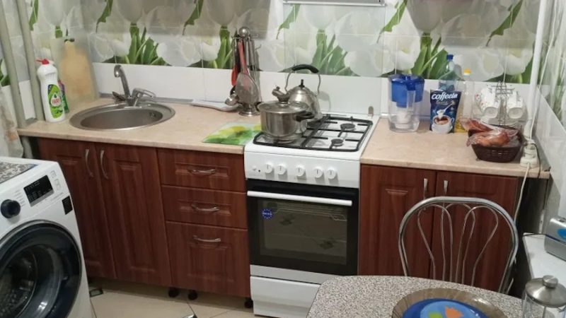 Марина приготувала сніданок і пішла будити чоловіка на роботу. – Олексій, йди снідати, – сказала вона зайшовши у кімнату. Олексій якраз збирав свої речі. – А чому ти не казав, що тебе у відрядження відправляють? Я б допомогла, – усміхулася Марина. – А я не їду у відрядження, – сухо сказав чоловік. – А куди ж ти збираєшся? – здивувалася жінка. – Марино, нам краще пожити окремо, – раптом сказав чоловік. – Що ти таке кажеш? Чому? – вигукнула Марина. – Ти й сама все знаєш, – сказав Олексій і продовжив збирати речі. – Ти про що? – розвела руками Марина, не розуміючи, що відбувається