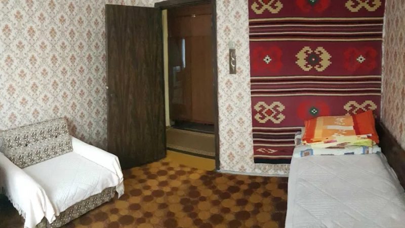 Віктор прийшов додому похмурий. – Щось сталося коханий? – захвилювалася Людмила. – З роботи звільнили, – важко видихнув він. – Я на заробітки поїду, грошенят підзароблю. І Віктор поїхав. Людмилі було важко без чоловіка, але він часто писав, та надсилав гроші. А потім повідомлення від Віктора почали приходити все рідше. Людмила вже почала хвилюватися, як раптом до неї зателефонувала подруга Оля. – Ти про свого Віктора чула новину? – раптом запитала Оля. – Ні. А що там? – захвилювалася Люда. І Оля все розповіла їй. Людмила вислухала подругу і застигла на місці