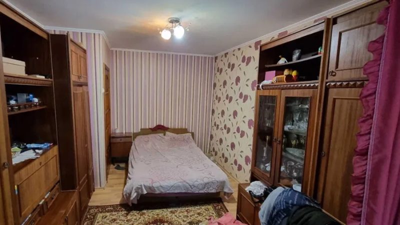 Марія поверталася додому з відпустки. Жінка була вже в своєму під’їзді, як раптом зустріла сусідку. – Марія, привіт! Як відпочила? – сказала Тамара Петрівна. – Доброго дня. Добре відпочила, – усміхнулася Марія. – Слухай, тут до тебе приходила якась схвильована жінка, – почала сусідка. – Тебе не застала вдома, то вона листа мені залишила і просила передати особисто до рук. – Якого ще листа? – здивувалася Марія. – Ось, тримай, – Тамара простягла конверт Марії. – Дякую, – сказала Марія і зайшла в квартиру. Марія залишила сумки в коридорі, зайшла в вітальню, сіла на дива, відкрила листа і застигла від прочитаного