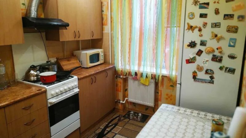 Віра прокинулася рано, красиво одяглася, зробила зачіску та побігла до своєї подруги. Сьогодні вона буде дружкою на весіллі Яни та Славка. Віра тихо зайшла у квартиру Яни, наречена якраз одягала сукню з іншою дружкою Марією. Коли Яна помітила у кімнаті Віру, то щось швидко викинула у вікно. – А що це ви тут робите? – вигукнула Віра. – Ой, та нічого, – наче виправдовуючить сказала Яна. – Яно, припиняй вже! Скоро Віра все одно про все дізнається! – з переможною посмішкою сказала Марія. – Про що дізнаюся? – Віра здивовано дивилася на Яну та Марію, нічого не розуміючи