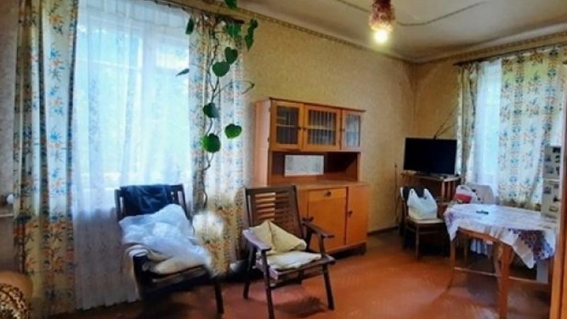 Ніна втомлена прийшла з роботи додому. Вона відкрила двері і зайшла в свою квартиру. Жінка увімкнула в коридорі світло, озирнулася навкруги і раптом вискочила назад за двері! Ніна подумала, що вона щось переплутала. Вона підвела голову і подивилася на номер квартири. – Все правильно… Моя квартира… – пробурмотіла вона й зайшла назад. Ніна уважно оглянула коридор і раптом усе зрозуміла
