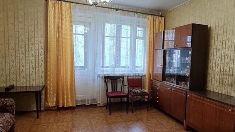 Віктор з Оксаною вирішити поклеїти нові шпалери. Аж раптом сталося несподіване. Зазвичай, ввічливий Віктор, почав сваритися, що Оксана все не так робить. – Я й не думав, що ти ні в чому не розумієшся! – раптом заявив він. Оксана так і застигла від несподіванки. – Ну і йди, пошукай розумнішу! – гукнула вона нареченому. Віктор взяв свою кофту і вискочив з квартири. Він трохи прогулявся і вирішив повернутися. Віктор піднявся по сходах, відкрив двері й оторопів. На підлозі у коридорі стояли чужі чоловічі черевики! Віктор відкрив двері в кімнату і застиг від побаченого