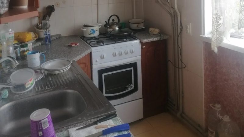 Ліда перемила весь посуд, протерла стіл і зайшла в кімнату. Її чоловік Сашко сидів на дивані, їв диню й дивився футбол по телевізору. – Сашко, Миколці потрібен новий зимовий костюмчик! – почала з порога Ліда. – В мене зарплату затримують. Давай завтра сходимо і купимо, га? Сашко мовчки поклав шкірку від дині в миску і якось дивно глянув на дружину. – Завтра я все скажу, – пробурмотів він. – Що скажеш?! – не зрозуміла Ліда. – Скажу, куплю я той костюмчик, чи ні. – А що ж зміниться? – ахнула Ліда. Вона здивовано дивилася на чоловіка, нічого не розуміючи