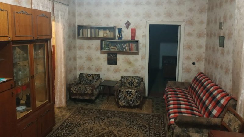 Максим прийшов додому з роботи, перевдягнувся й пішов на кухню готувати вечерю. Він уже досмажував картоплю, коли почувся звук ключа в замку. В квартиру прямо заскочила його дочка Світлана! Максим швидко витер руки і вибіг в коридор. – Доню, що трапилося?! – стривожено запитав він. – Тату, як ти міг?! – з порога почала дівчина. – Ти навіщо все це для мене влаштував? Я ж тебе бачила з тією жінкою! Максим так і застиг від несподіванки, не знаючи, що робити