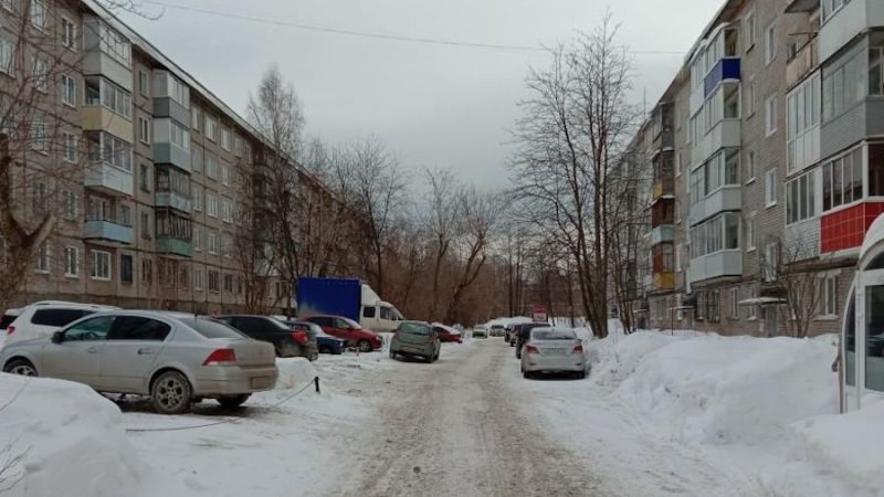 Тетяна з самого ранку поїхала в магазин купити подарунок. Її запросив на день народження випадковий знайомий. Вона купила рюкзак, гарний і дорогий, а потім вирушила за адресою. Тетяна підʼїхала до будинку, глянула на нього й ахнула. Добротний новенький будинок, доріжка з гравію, сад… Раптом на порозі зʼявилася бабуся іменинника. – Тетянко, проходьте! – гукнула вона радісно. Вона зайшла, зняла шубку, вручила імениннику подарунок, як тут з вітальні вийшов якийсь чоловік. Він простяг Тетяні свою випещену руку й сказав: – Дмитро Олександрович, батько цього хлопаки. Тетяна подивилась на нього й застигла від несподіванки