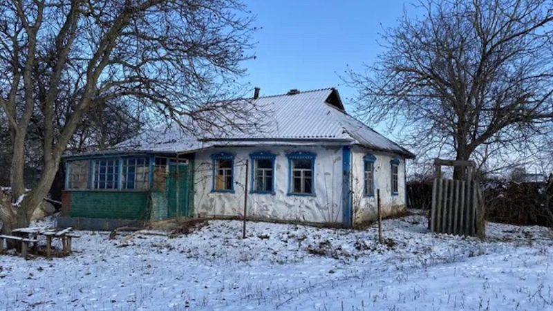 Тетяна накрутила голубців, зробила салатик, дістала сметанку й накрила на стіл. Раптом почувся звук ключа в замку і на порозі зʼявився її чоловік Микола. – Ой Микольцю, привіт! – кинулась до нього Тетяна. – А я тут голубців накрутила, мий руки й сідай до столу! Микола якось дивно глянув на Тетяну і мовчки сів за стіл. – Тетяно, я маю тобі дещо сказати, – раптом почав він. – Я йду від тебе… У мене є інша жінка і вона чекає від мене дитину! Тетяна аж присіла від несподіванки