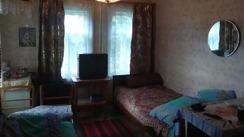 Рита пішла викинути сміття. Раптом до контейнерів під’їхала вантажівка. З кабіни вийшло двоє хлопців. Вони витягли старе крісло, сіли в машину й поїхали. Рита оглянула крісло. – Яке гарне, тільки підремонтувати треба, – подумала вона. – Візьму я його. Рита затягла крісло в квартиру. – Ти навіщо це притягла?! – здивовано запитав її чоловік Сергій. – Подивися, яке гарне! Зараз підремонтуємо, і сидітимеш телевізор дивитимешся. – Ну давай спробуємо, – погодився Сергій і потягнув крісло в кімнату. Чоловік став знімати стару оббивку. – Рито, дивись! – раптом вигукнув він. Рита глянула на крісло й очам своїм не повірила