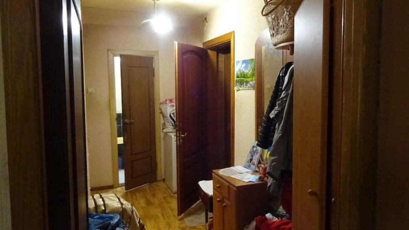 Марина бігла мокрим асфальтом у напрямку до будинку. Їй щойно зателефонувала її подруга і повідомила, що бачила її чоловіка з іншою жінкою. Вони вийшли з машини Віктора і попрямували у їхній під’їзд. Марина забігла у квартиру. У коридорі нікого не було. Не було чужого одягу. І куртки Віктора також не було. – Дивно, – подумала Марина. Вона пройшла до кімнати. Нікого. – Невже Ганна помилилася? – вирішила жінка, як раптом клацнув замок вхідних дверей. Марина глянула на відкриті двері і застигла від здивування