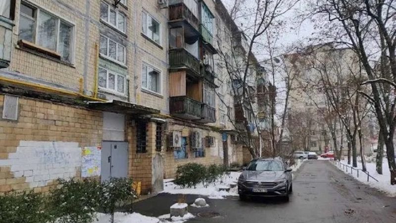 Наближався Новий рік. Віра з чоловіком поверталися з магазину з покупками. Олексій ніс у руках пухнасту ялинку. – Зачекайте, притримайте нам, будь ласка, двері! – Віра кинулася до під’їзду, в який заходили дві жінки, а потім гукнула до чоловіка: – Олексію, давай швидше! Чоловік поквапився з ялинкою. Раптом Віра кинула погляд на тих жінок, які саме заходили у підʼїзд. Вона придивилась до них і застигла від побаченого