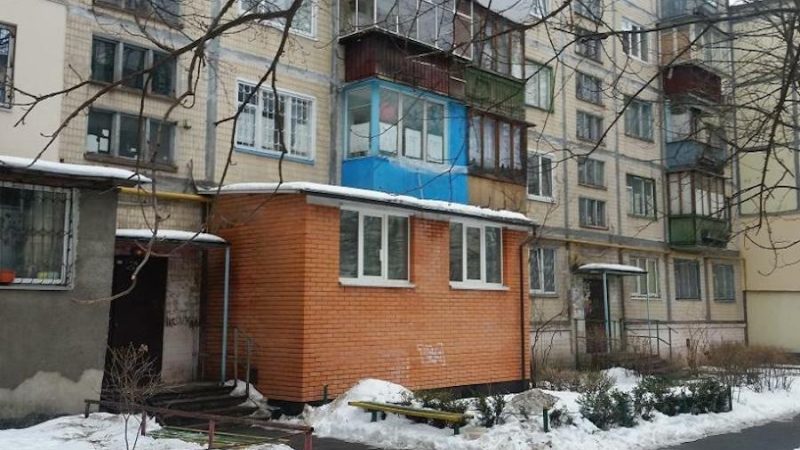 Ганна повернулася у рідне місто і вирішила відвідати могилки батьків. Ганна довго ходила між огорожами, доки не знайшла пам’ятник. – Пробач мені, мамо, лишила тебе тоді. Не могла інакше. Дякую, що зрозуміла, не тримала, – вона змахнула сльози. Постояла ще трохи, попрощалася з батьками, вийшла на доріжку і пішла до виходу. – Ганно?! – раптом почула вона голос за спиною і озирнулася. – Ви мені? – вона розглядала незнайомого чоловіка у віці. – Так. Зачекай, – відповів незнайомець. Ганна зупинилася, придивилася до чоловіка і застигла на місці. – Цього не може бути, – тільки й промовила вона
