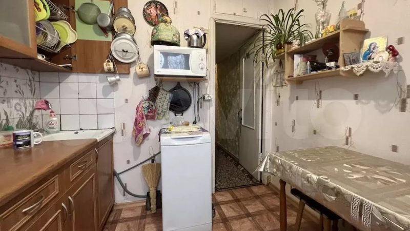 Микола відкрив баночку шпротів, дістав хліб, масло й зробив собі канапки. Щойно він налив чаю і сів за стіл перекусити, як на кухню зайшла його дружина Алла. – Ой, Микольцю, смачного тобі! – почала з порога вона. – У мене тут така справа, навіть не знаю з чого почати… – Що там вже сталося, Алло? – запитав чоловік. – Та нічого ще не сталося, – махнула рукою жінка. – Я тільки хотіла запитати, чи ти був би не проти, якби ми жили в цій квартирі не самі? Микола так і застиг з бутербродом в руках