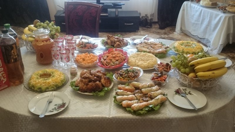 Таня накрила святковий стіл, сьогодні у її чоловіка день народження. Увечері прийшли гості сіли за стіл, веселилися, вітали іменинника. Раптом у двері подзвонили. Діти відчинили. – Тату, там до тебе прийшли, – сказав син. Віктор вийшов в коридор, і повернувся за хвилину з коробкою в руках. – Колеги, подарунок принесли, – пояснив Віктор. – А що за подарунок? Відкривай, – вигукнув двоюрідний брат. – Та я потім. Сам, – відмахнувся Віктор. – Відкривай, Вітя, або ми самі, – усміхнулася Тетяна. Віктору довелося погодитися. Чоловік відкрив коробку, гості глянули на подарунок і аж роти повідкривали від несподіванки