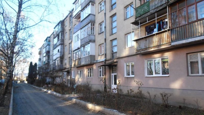Марина повернулася додому з магазину. – Коханий, допоможи мені пакети розібрати, – гукнула вона до чоловіка. Але Дмитро не відповідав. Жінка поставила пакети в коридорі, пішла у спальню і застигла. – А чому ти не сказав, що їдеш у відрядження? – здивувалася Марина, коли побачила, що Дмитро збирає валізи. – А я не їду у відрядження! Я йду від тебе! – вигукнув чоловік. – Як йдеш? Але чому? – здивувалася Марина. – Ооо, причин багато! Можу всі перечислити, – єхидно усміхнувся Дмитро. – Давай, хочу це почути, – спокійно сказала жінка. Але Марина аж ніяк не очікувала почути те, що сказав Дмитро
