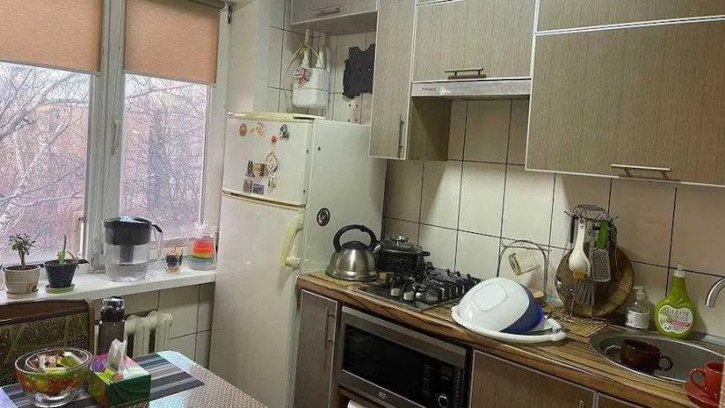 Леся готувала салати на святковий стіл, коли у двері подзвонили. – Бабусю, я відкрию! – гукнув з кімнати її внук. Андрійко відкрив двері, на порозі стояла незнайома жінка. – А Ви до кого? – звернувся до неї хлопчик. – Мені б з Лесю побачити, – почала пояснювати хлопчику гостя. – Бабусю, тут до тебе гості прийшли, – гукнув хлопчик. – Іди Андрійку, я розберуся, – сказала Олеся, вийшовши в коридор. – Дочко! Лесю! Це я… твоя мама! – гукнула незнайомка побачивши Лесю. Олеся застигла почувши таке. – Жінко, ви помилилися. У мене нема мами, – сказала здивовано Леся, нічого не розуміючи
