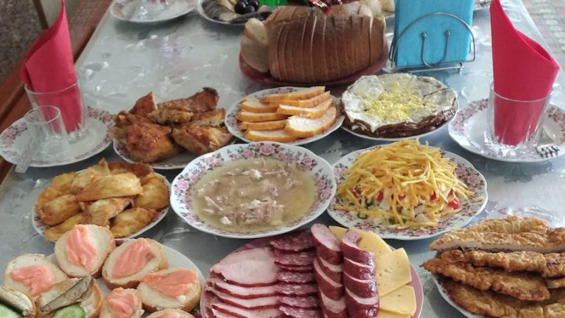 Галина Михайлівна запекла в духовці смачненьку курочку з картоплею, зробила декілька салатів, накрила стіл. Сьогодні її син Ігор приведе свою наречену знайомитися з майбутньою свекрухою. – Так, ще тільки серветки розкласти, і все готово, – подумала Галина, але несподівано пролунав дзвінок у двері. – Прийшли! – Мамо, це ми! – почувся голос Ігоря в коридорі. Галина швидко глянула в дзеркало і пішла в коридор. – Знайомся – це моя наречена Катя, – радісно сказав Ігор. Галини Михайлівни глянула на дівчину і застигла на місці