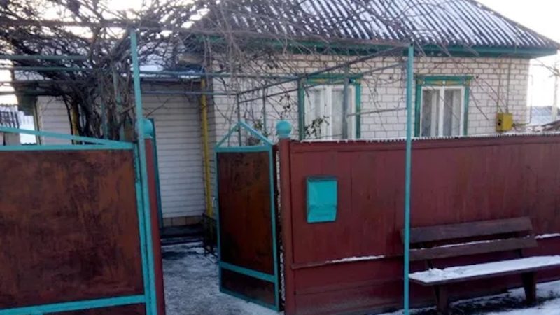 Михайло перед Новим роком повертався з рейсу. Додому залишалося всього декілька кілометрів. – Я ж про подарунки забув! – раптом згадав чоловік. Вже у свуоєму місті він зупинився біля магазину, та купив доньці та дружині подарунки. За годину Михайло вже стояв біля дверей своєї квартири. Чоловік відкрив замок своїм ключем, зайшов в коридор. – Кохана, я вдома! – гукнув він. Ірина вийшла на зустріч чоловіку. – Щось сталося? – здивувався чоловік, помітивши, що дружина дуже схвильована. Михайло ще не здогадувався, який сюрприз йому приготувала дружина