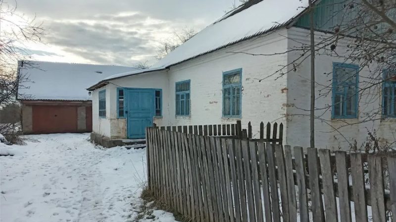 Тетяна приїхала в рідне село. У жінки не стало мами. Вона провела маму в останній путь. Коли все закінчилося і всі розійшлися, з нею залишилася тільки сусідка тітка Тамара. Вони перемили весь посуд та підлогу. – Вона, Таню, чекала на тебе, переживала, що піде так і не попрощавшись. А коли зрозуміла, що не дочекається, дещо тобі залишила, – раптом сказала тітка Тамара. – Ви про що? – здивувалася Таня. – Ось візьми! – Тамара простягла Тані якийсь конверт. Тетяна кивнула на знак подяки, взяла листа, прочитала його і застигла від прочитаного