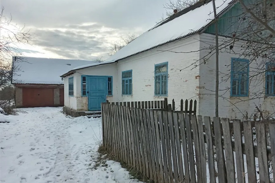 Тетяна приїхала в рідне село. У жінки не стало мами. Вона провела маму в останній путь. Коли все закінчилося і всі розійшлися, з нею залишилася тільки сусідка тітка Тамара. Вони перемили весь посуд та підлогу. – Вона, Таню, чекала на тебе, переживала, що піде так і не попрощавшись. А коли зрозуміла, що не дочекається, дещо тобі залишила, – раптом сказала тітка Тамара. – Ви про що? – здивувалася Таня. – Ось візьми! – Тамара простягла Тані якийсь конверт. Тетяна кивнула на знак подяки, взяла листа, прочитала його і застигла від прочитаного