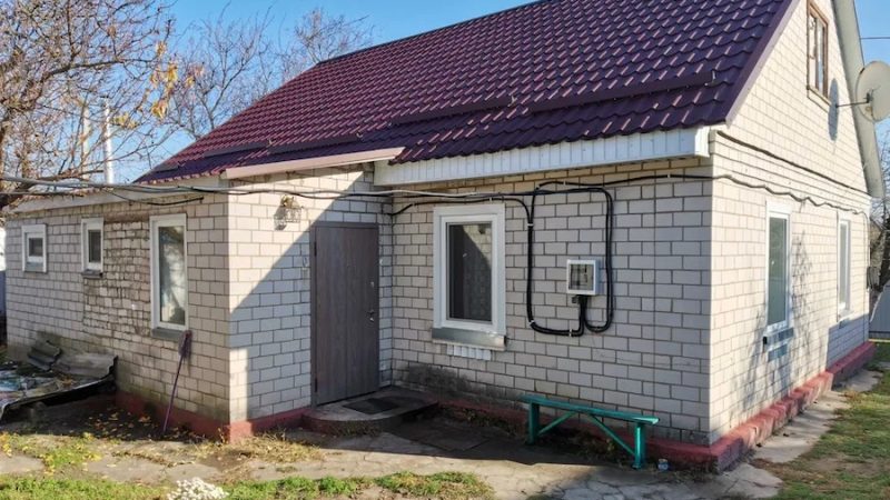 Вероніка була на роботі, коли пролунав телефонний дзвінок. Дзвонила сусідка мами. – Вероніко, приїжджай. Мами не стало, – тихо сказала жінка. Вероніка залишила всі справи, приїхала в рідне село. Все підготувала, провела маму в останню путь. Після поминок, Вероніка прибрала в будинку, вимила посуд. – Господи. Чому мені так не щастить? Як не одне, так інше, – вигукувала вона. – Що ти так голосиш? – долинуло їй у відповідь. Вероніка аж здригнулася від несподіванки, не розуміючи, що відбувається