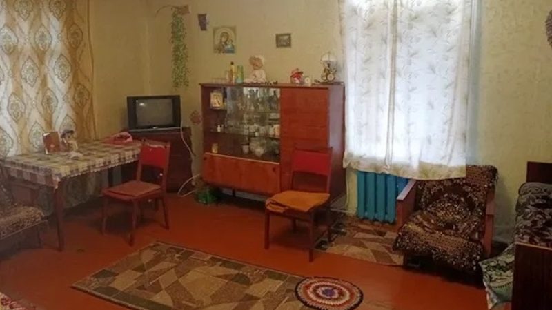 Юля прибирала в квартирі, коли задзвенів її телефон. Номер був незнайомий. – Алло, Юля? – почула вона чоловічий голос. – Так, це я, – здивовано відповіла жінка. – Не впізнала? – жалібно запитав чоловік. – Це ж я, твій Петро… – Який ще Петро? – не зрозуміла Юля. – Ну Петро. Твій колишній чоловік. В мене тут біда… Не могла б ти під’їхати до мене? Юля застигла від здивування. Петра вона не бачила сім років! Вона не знала, що й думати