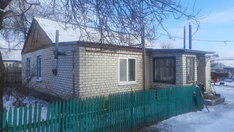 Ніна пекла пироги, як раптом помітила, що до її будинку під’їхала якась вантажівка завантажена тюками соломи. Жінка витерла руки об фартух, вийшла на подвір’я і застигла на місці. Біля сараю було акуратно складено п’ять тюків соломи. – Це ще що таке? – вигукнула сама до себе Ніна і побігла до вантажівки. – Ви мабуть помилилися? Це не моя солома! – гукнула вона. Раптом двері машини відкрилися, і з пасажирського місця вийшов якийсь чоловік. Ніна глянула на нього і все одразу зрозуміла
